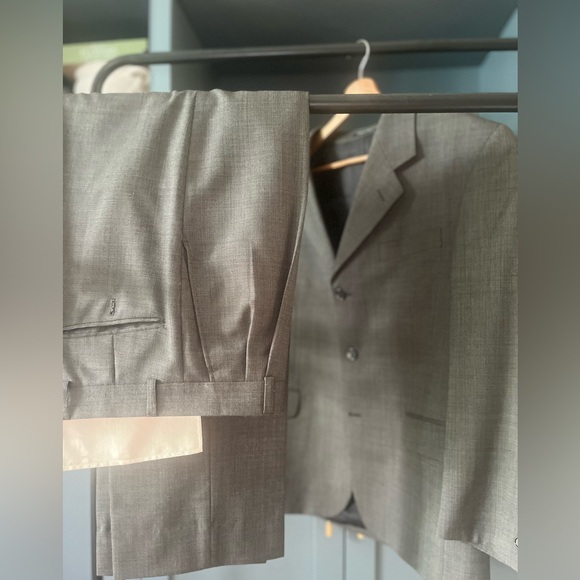 Men’s Suit - Picture 1 of 2